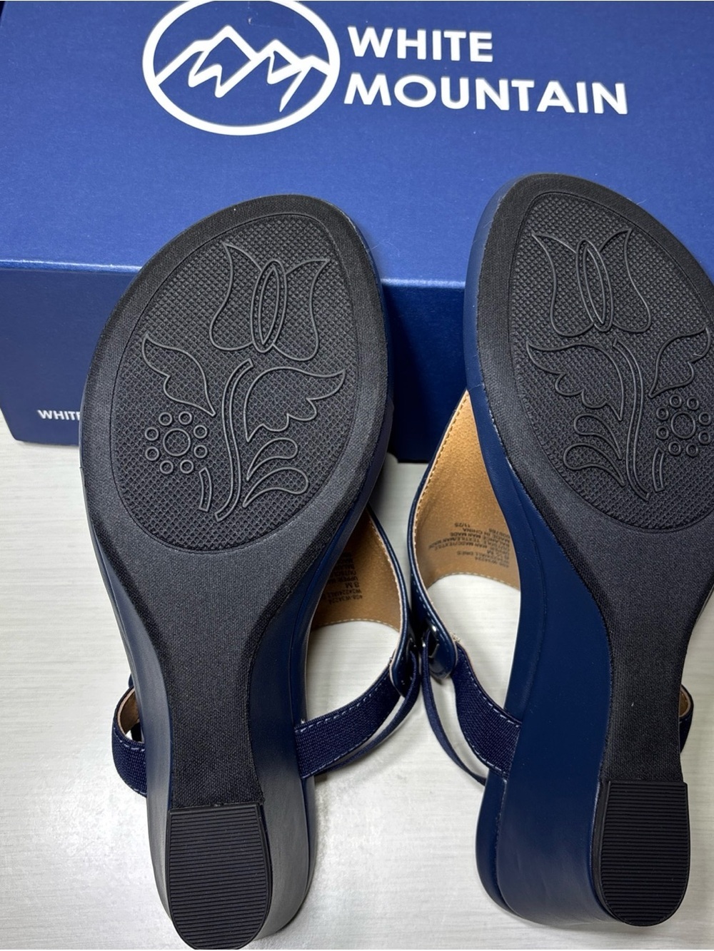 White Mountain All Dres Women
Wedge Sandals 8.5 M Navy Blue
Thong Comfort NIB - Picture 9 of 9